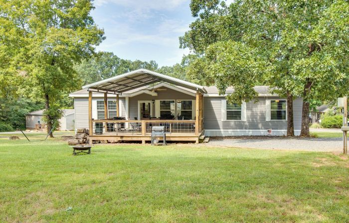Greers Ferry Lakefront Home w/ Deck & Boat Slips!