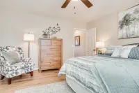 Bright Helen Cottage Walk to Town! - 3-Star