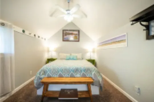 Cozy Solar Cottage on the West Side
