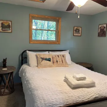 Lazy Bear Lodge 25 min to Beech Mountain Hot Tub and Pool Table Отели в г. Джонсон