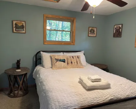 Lazy Bear Lodge 25 min to Beech Mountain Hot Tub and Pool Table 約翰遜縣酒店