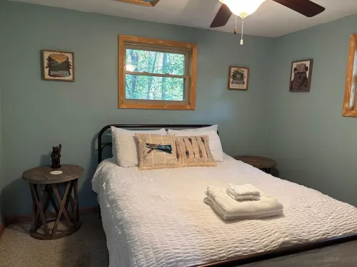 Lazy Bear Lodge 25 min to Beech Mountain Hot Tub and Pool Table