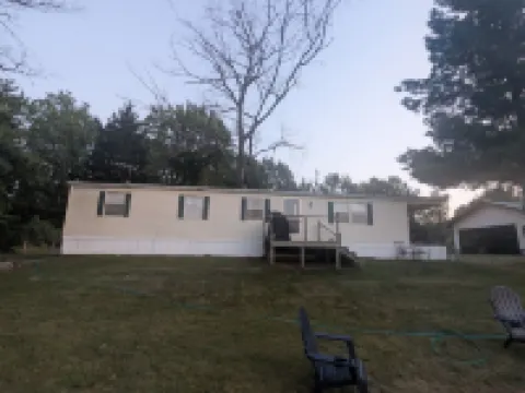 Charming Lakefront Cottage with WiFi and AC