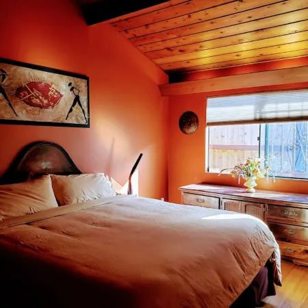 Beautiful Oceanfront Home, Gorgeous Views, jacuzzi, Deck and Patio! Best Value!