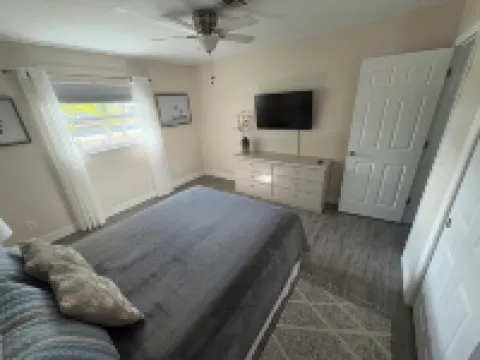 Contemporary Remodeled, minutes from beach!