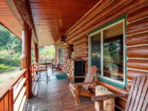The Log Cabin 2 Bedroom Home by RedAwning Hotels in Stevenson