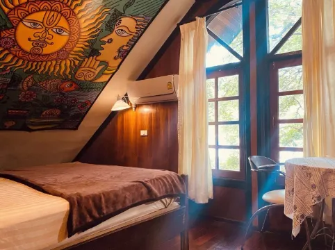 ห้องดีลักซ์เตียงใหญ่พร้อมลานเฉลียงและวิวสวน