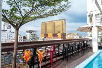 Monsoon Bassac Hotel - Kolam Atas Bumbung