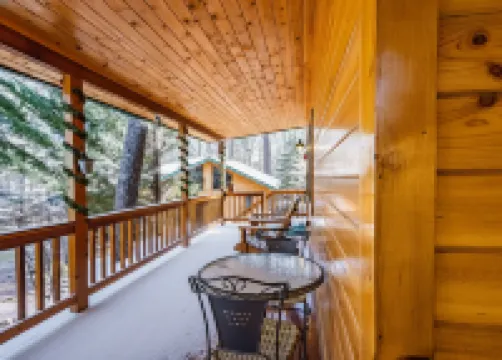 Charming Cabin with Scenic Views and Cozy Fireplace - Idyllic Retreat