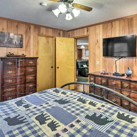 Secluded 'Lavinder Laurel Leaf Cottage' Near Creek