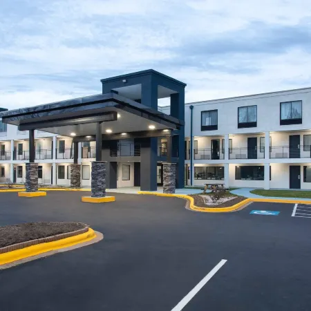 Baymont by Wyndham Charlotte University Отели рядом с достопримечательностью «Торговый центр Tryon»