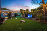 5⭐ 6BD/4BA ~ Steps to Beach Shipping Container Pool w ~ Game Rm ~Summer Kitchen