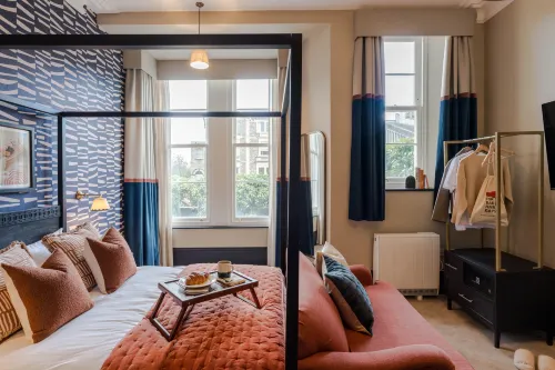 Pembroke House | Deluxe Studio w Separate Kitchen - Apartments