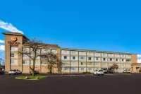 Clarion Hotel & Convention Center Joliet - موقف سيارات