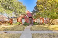 Elegant Home w/ Private Patio, 2 Mi to UTD Campus!
