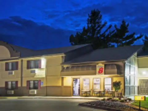 Super 8 by Wyndham Pella Hotels in Pella