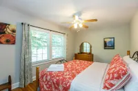 Roomy 5Br Bungalow with Backyard, Walk to Downtown - balcony