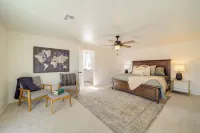 Groups Welcome, Central Location! Tulsa Gem + Yard - balcony