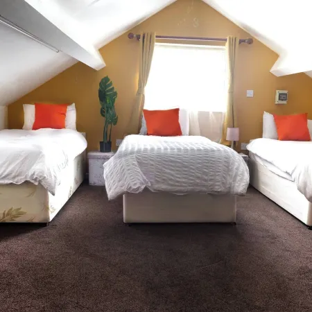 Elegant 5-bedroom Home- Fast Wifi, Free Parking & Netflix
