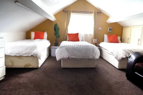 Elegant 5-bedroom Home- Fast Wifi, Free Parking & Netflix