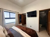 阿希希克翻新一卧室旅館-步行可到所有設施-健身房-匹克球場 - 露台