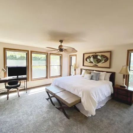 Classy 5 Bedrooms -Sleeps 10- Walk to Autzen, UO, Hayward