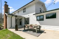 Evergreen Lodge - Enjoy relaxing in the hot tub or smores by the fire!