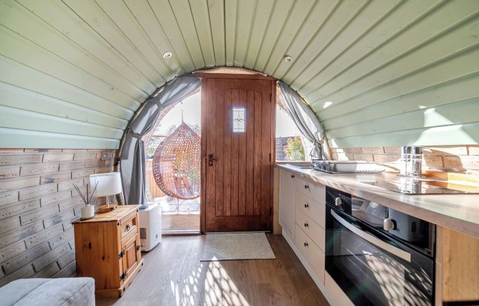 Cosy Escape Heated Luxury Pod with Hot Tub