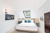 Hidden Gem, 4 Min to Lift 7 Garage, Hot Tub, Lux Kitchen, Big + Bright 4 Bedroom Condo by RedAwning - 停車場