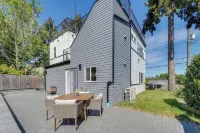 Rooftop Deck + Private Patio! West Seattle Home - Country Houses