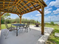 Cabin w/ Dock on Hubbard Creek Lake: Pets Welcome! スティーブンズのホテル