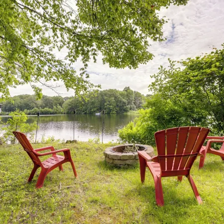 Lakefront Connecticut Retreat Near UConn