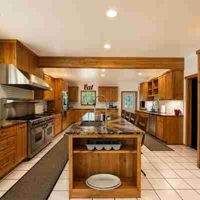 River Road Lodge 7 Bedroom Lodge by NW Comfy Cabins by RedAwning Rooms