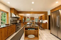 River Road Lodge 7 Bedroom Lodge by NW Comfy Cabins by RedAwning - Jacuzzi
