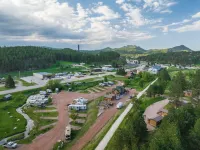 Black Hills Trailside Park Resort - Homestays