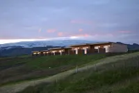 Black Beach Suites - parking