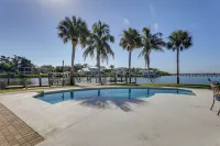 Waterfront Oasis! Heated Pool, 2 Docks & Boat Lift - Swimmingpools