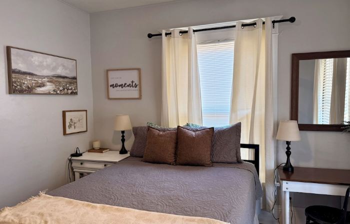 The Broadway Cottage - Great Bend Downtown(Pet Friendly)