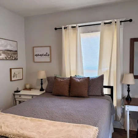 The Broadway Cottage - Great Bend Downtown(Pet Friendly)
