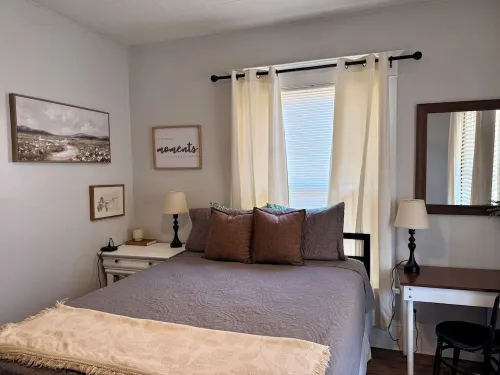 The Broadway Cottage - Great Bend Downtown(Pet Friendly) - Wifi