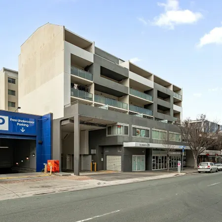 Braddon Retreat: Spacious 1-bed With Parking