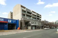 Braddon Retreat: Spacious 1-bed With Parking - 4-Star