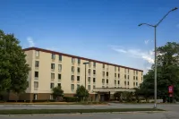 Red Roof PLUS+ Boston - Mansfield Foxboro - Parkplatz