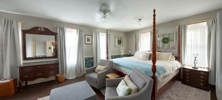 Historic Rider's Hostelry Hotels in Lake County