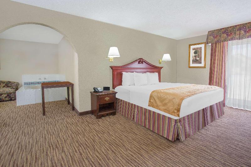 Days Inn & Suites by Wyndham Red Rock-Gallup