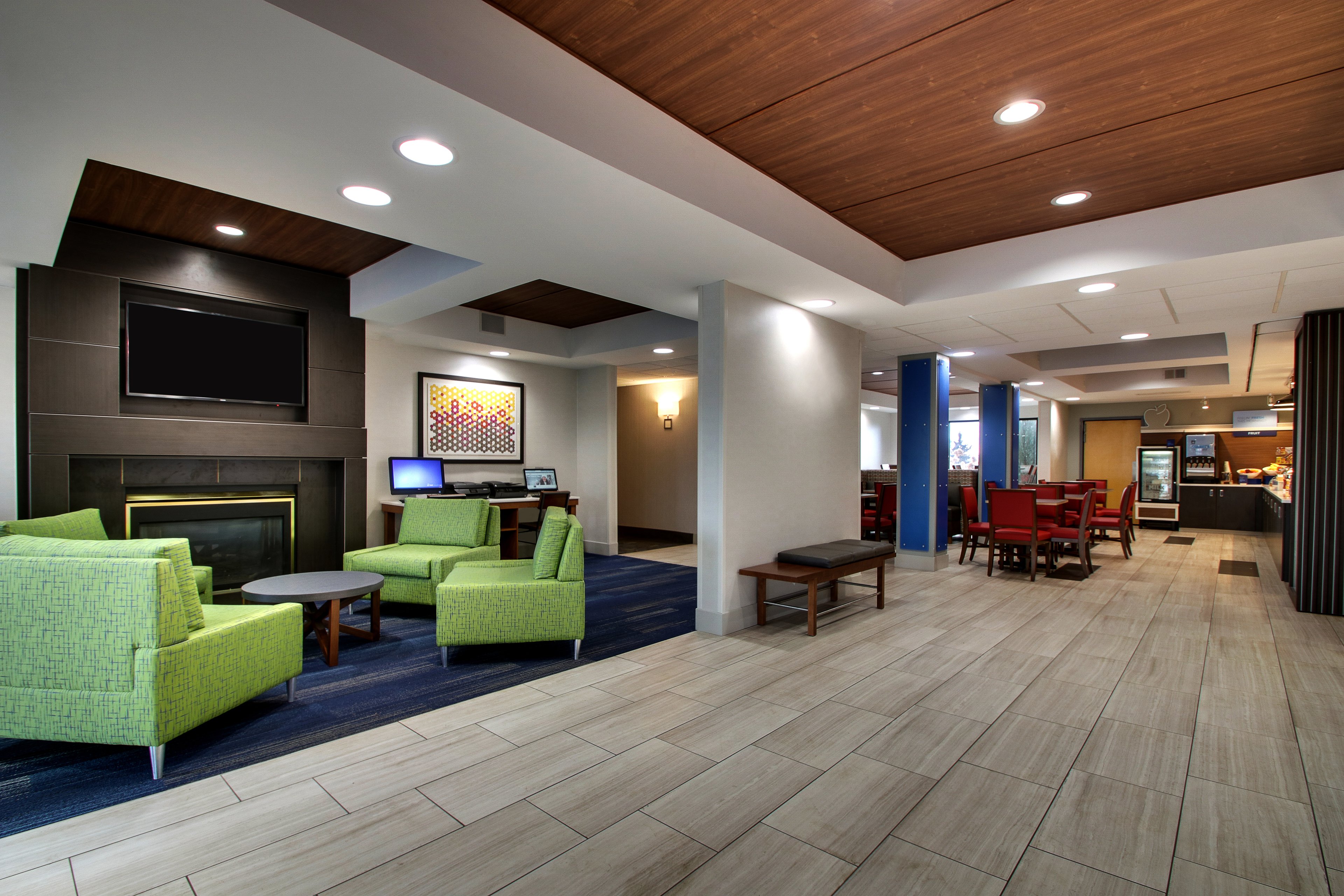 Holiday Inn Express & Suites - Interstate 380 at 33rd Avenue, an Ihg Hotel