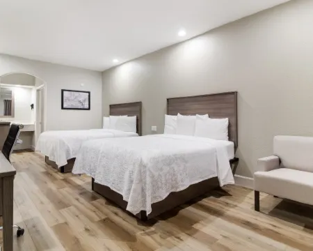 Red Roof Plus+ Galveston - Beachfront Hotels in Galveston