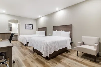 Red Roof Plus+ Galveston - Beachfront Hotels near 1859 Ashton Villa