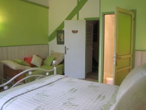 Lys: A Beautiful Spring Room in Downtown Auxerre