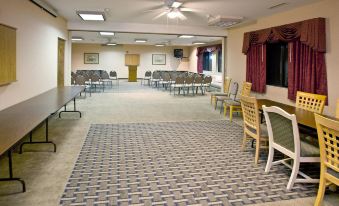 Country inn and Suites by Raddison South Haven